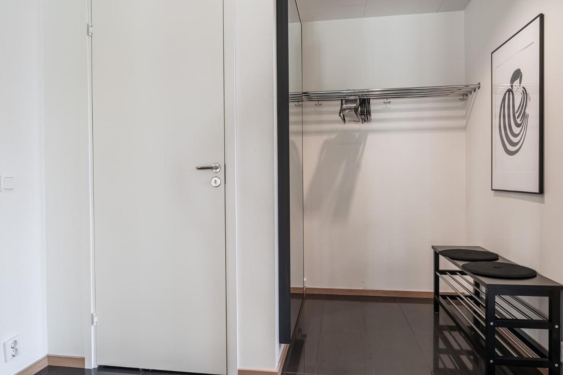 Guestly Homes - Modern 4BR Town House, Sauna, 7 Beds view 5