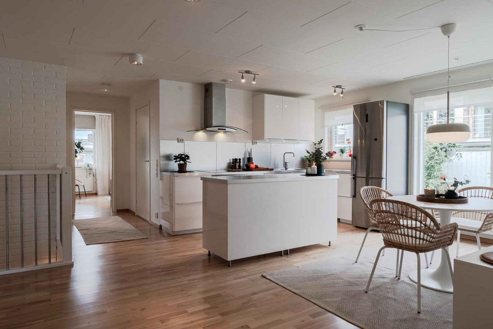 Guestly Homes - Modern 4BR Town House, Sauna, 7 Beds view 4