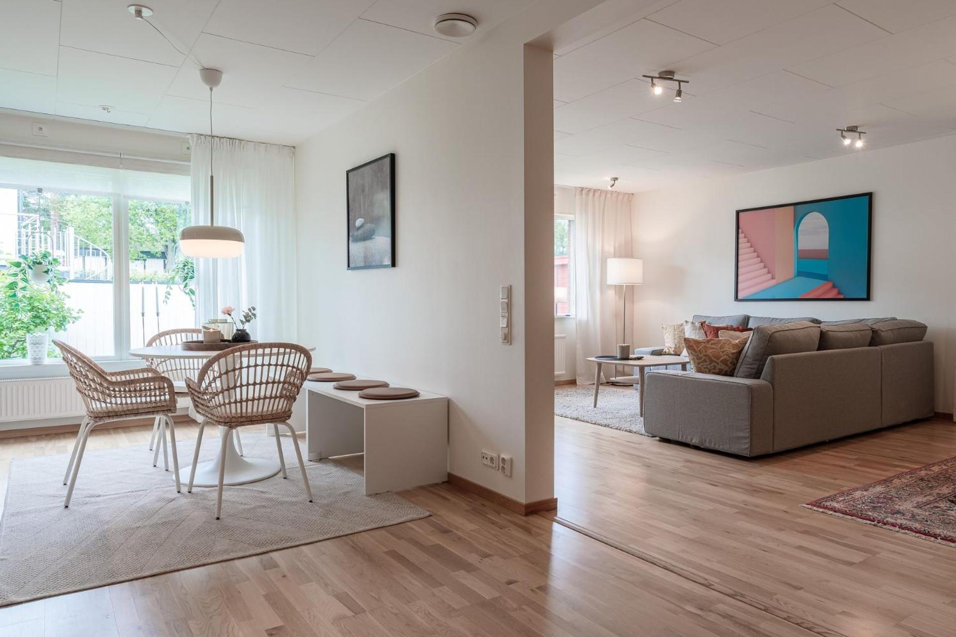 Guestly Homes - Modern 4BR Town House, Sauna, 7 Beds view 2