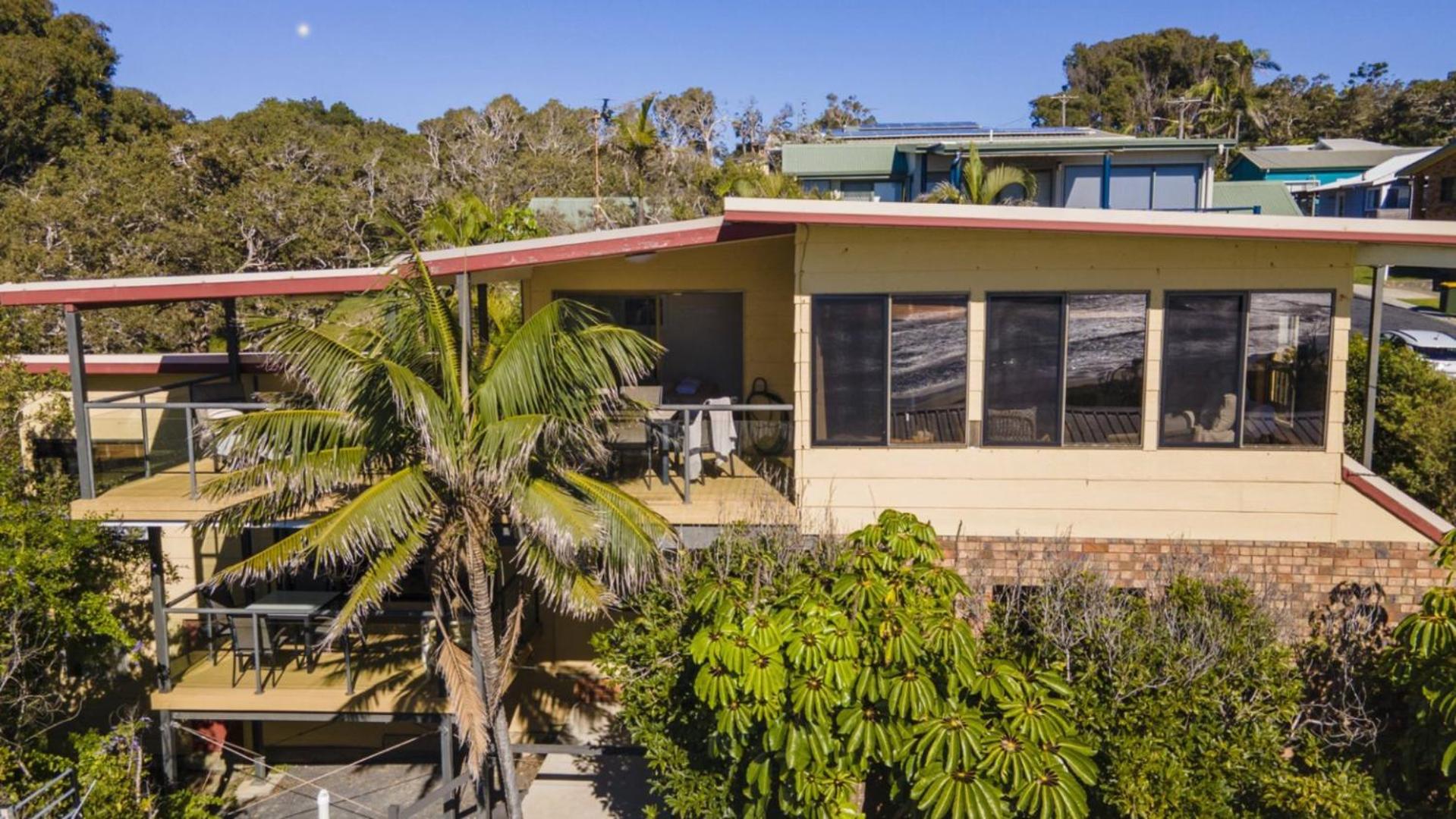 The Cowrie House - Ocean Views, Village, Surf