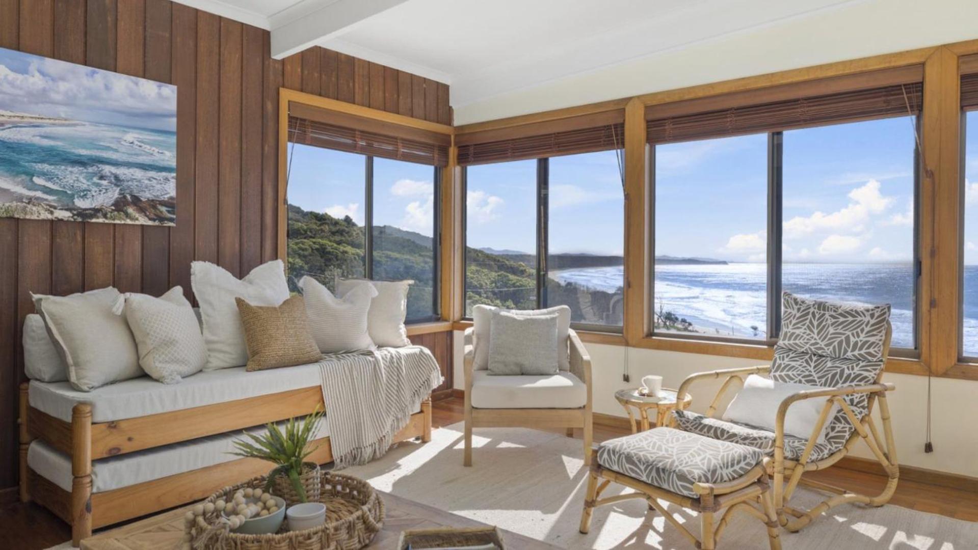 The Cowrie House - Ocean Views, Village, Surf
