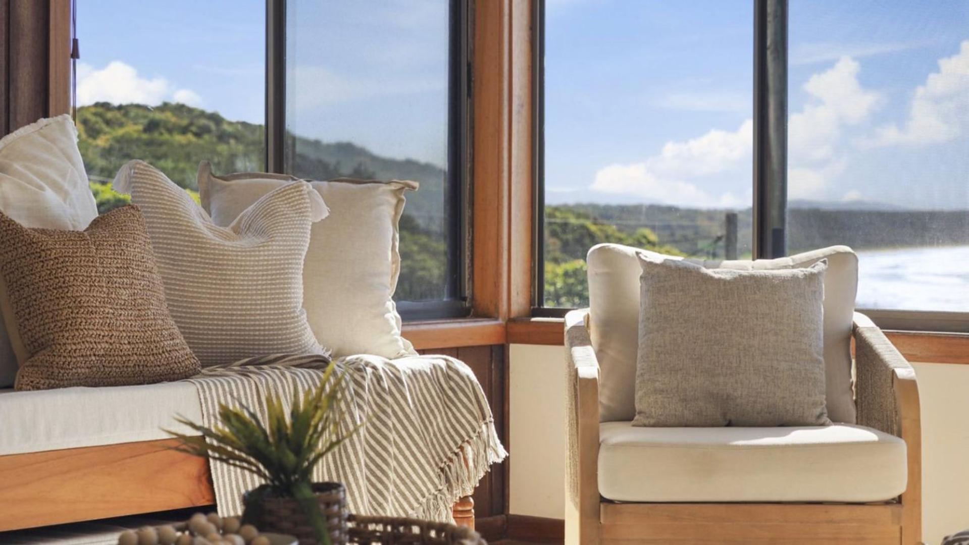 The Cowrie House - Ocean Views, Village, Surf
