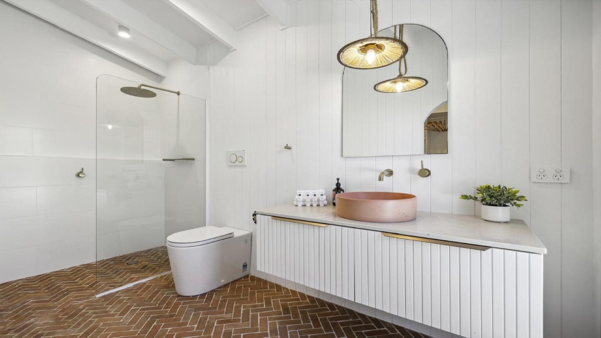Sojourn - Pool Oasis, Designer Home, opp Beach