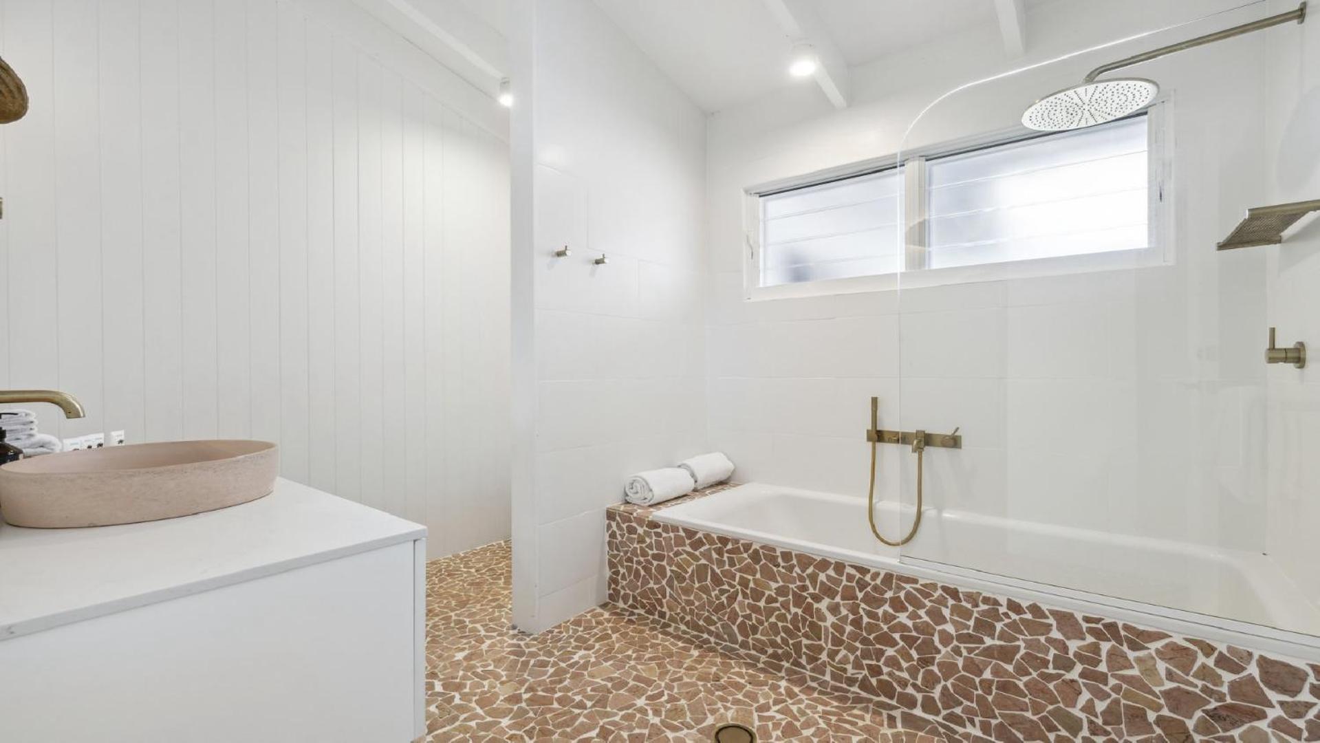 Sojourn - Pool Oasis, Designer Home, opp Beach