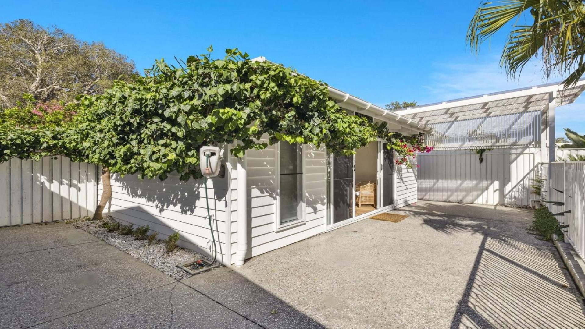 Sojourn - Pool Oasis, Designer Home, opp Beach