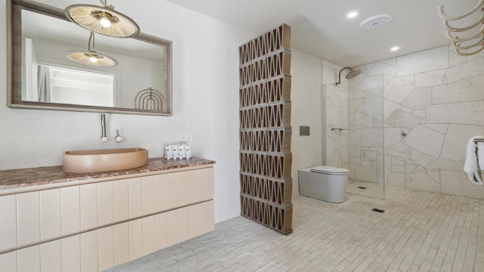 Sojourn - Pool Oasis, Designer Home, opp Beach