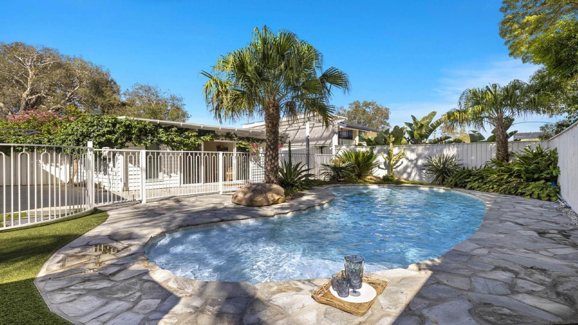 Sojourn - Pool Oasis, Designer Home, opp Beach