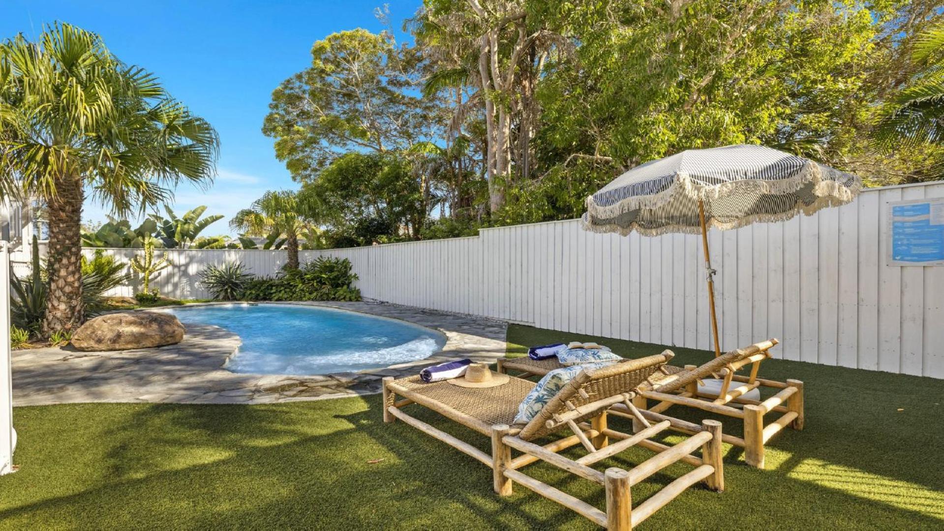 Sojourn - Pool Oasis, Designer Home, opp Beach