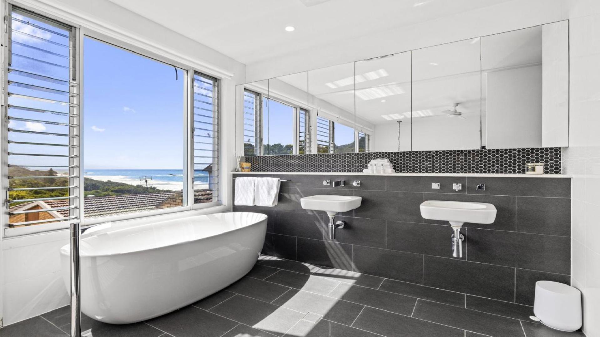 Northern Exposure - Pool, Path to Beach, Sleeps 10