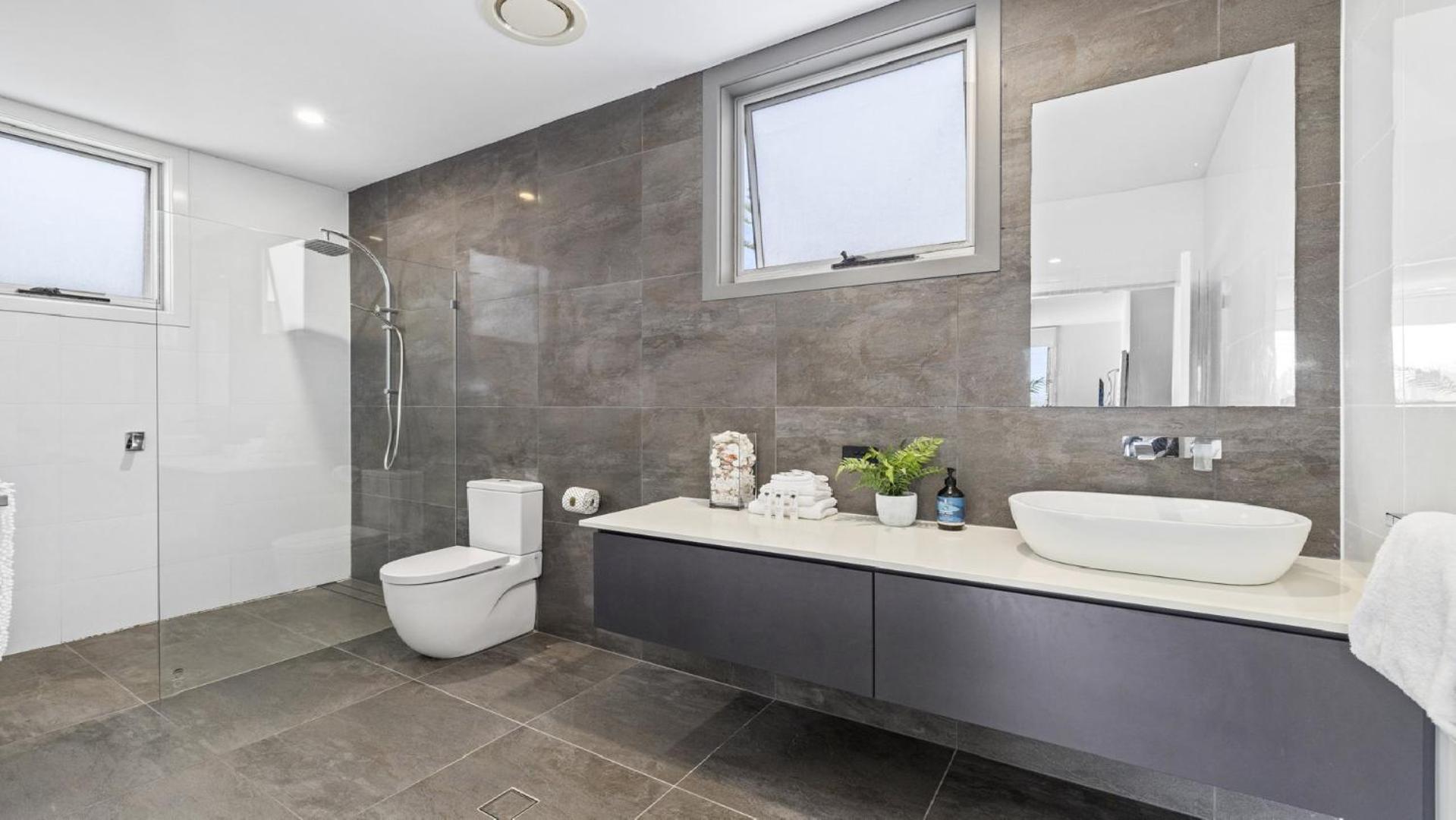 Northern Exposure - Pool, Path to Beach, Sleeps 10