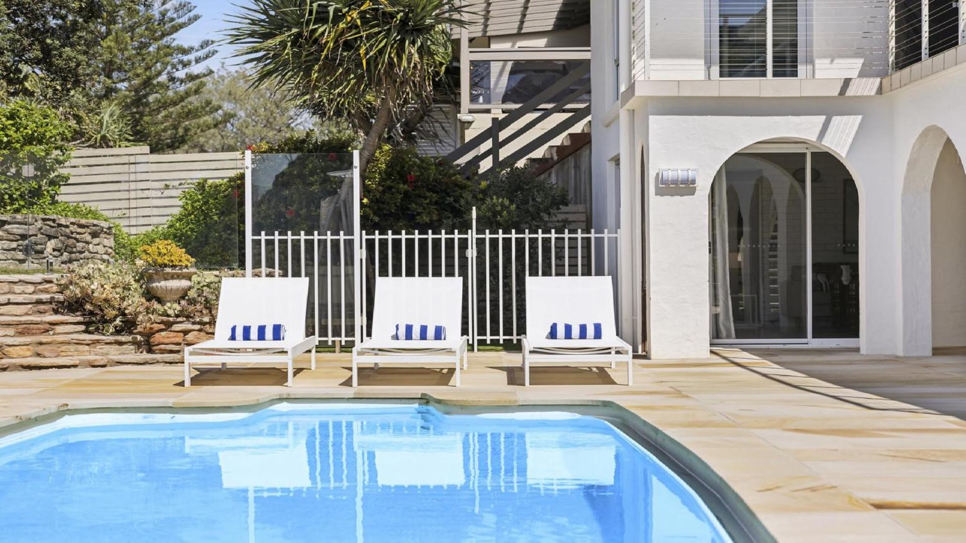 Captain's Quarters - Absolute Beachfront, Pool, Pets, Family Friendly
