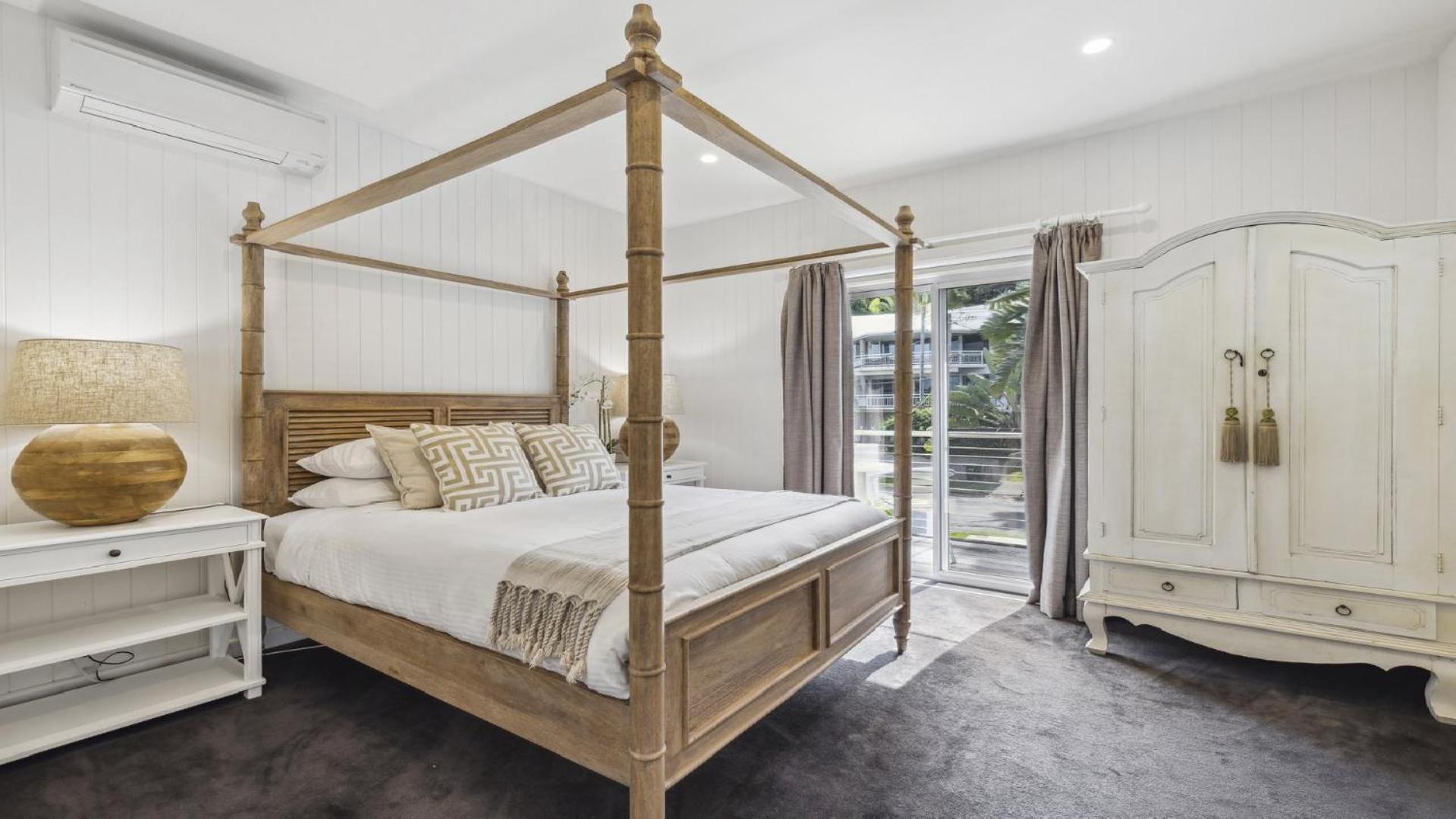Hampton on the Beach - Stunning Beach Front, Sleeps 8
