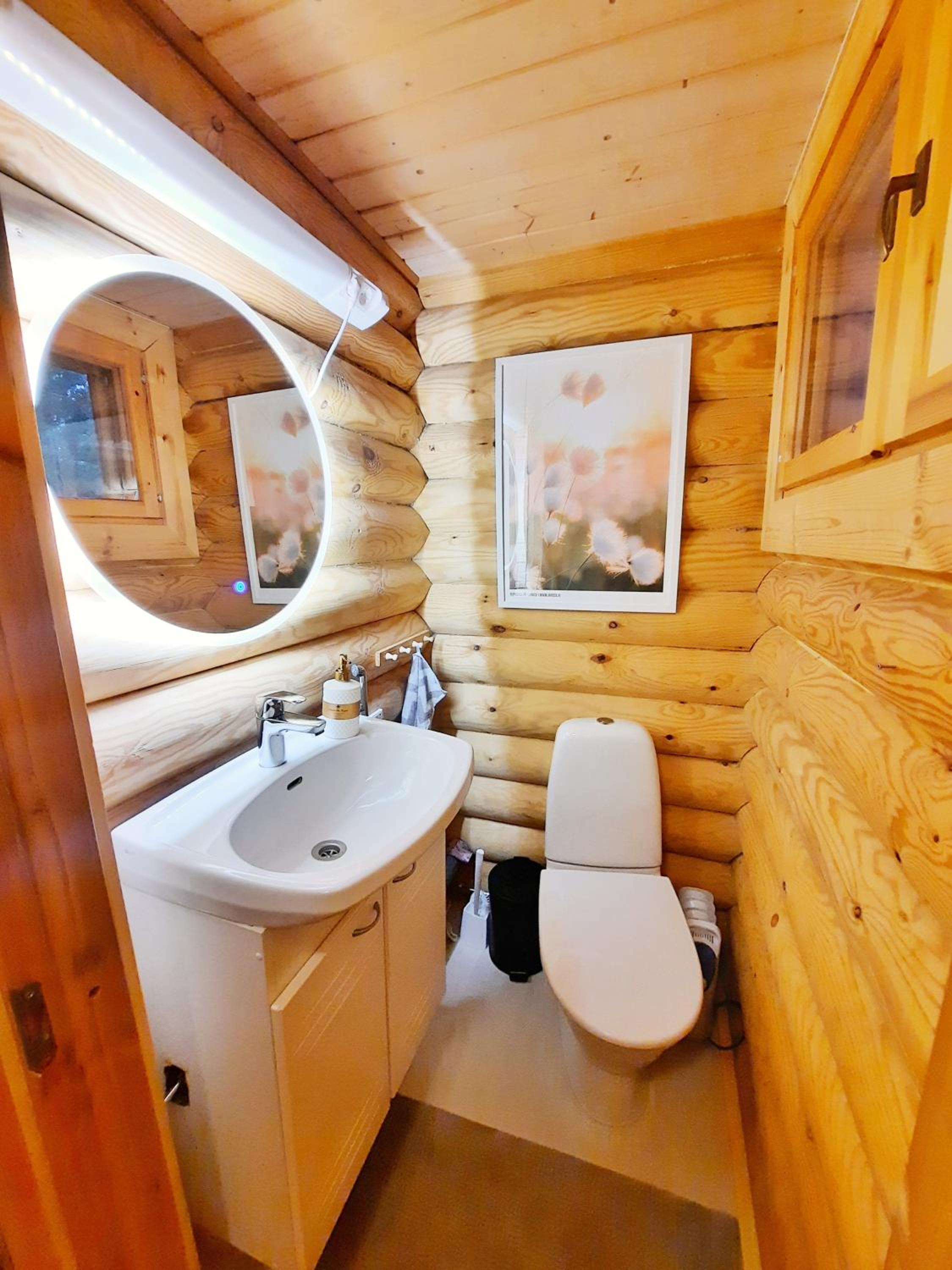 Lapin Villa Hiisi joen rannalla