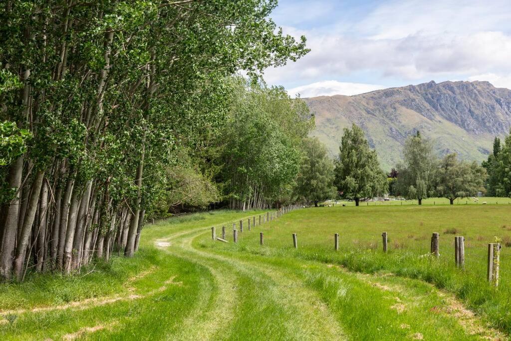 Kit's Cabin Outdoor Baths Log Burner Queenstown view 4