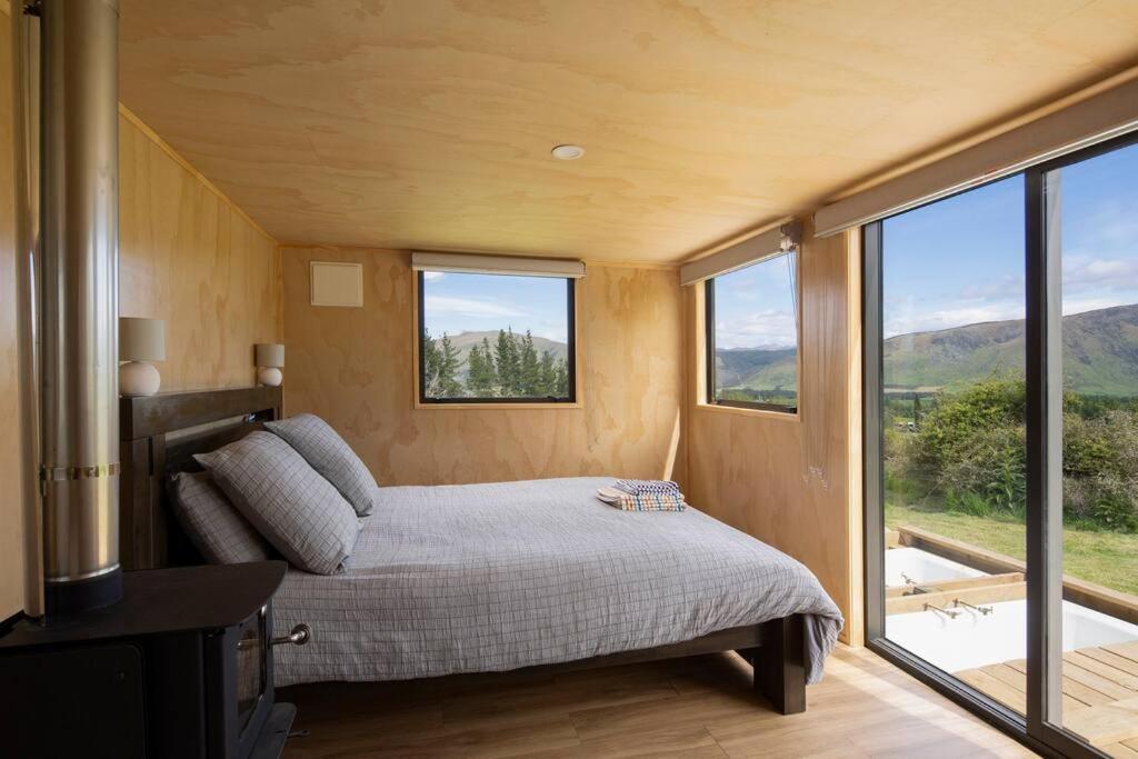 Kit's Cabin Outdoor Baths Log Burner Queenstown view 5