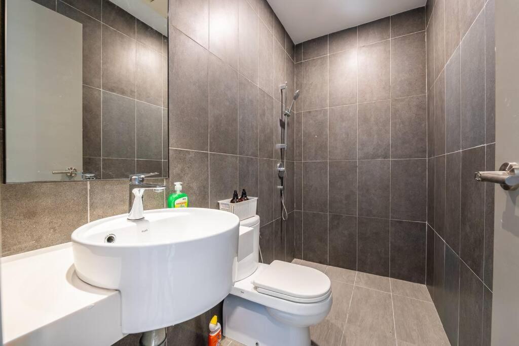 Modern Design 2BR Astoria