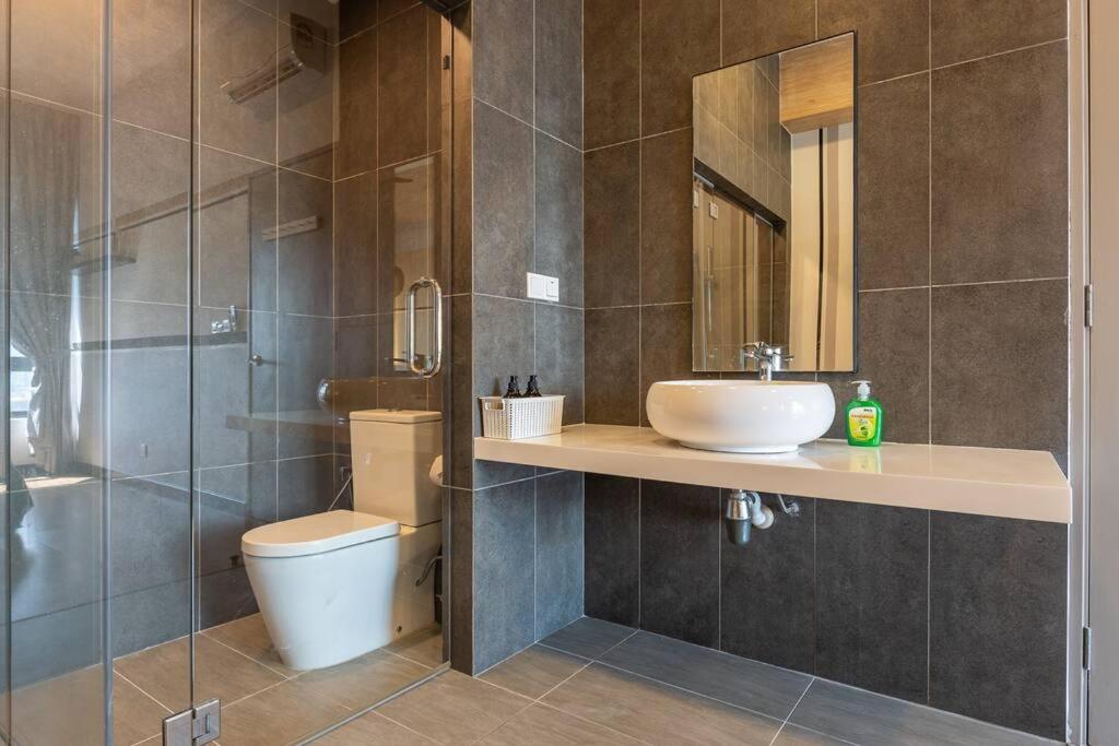 Modern Design 2BR Astoria