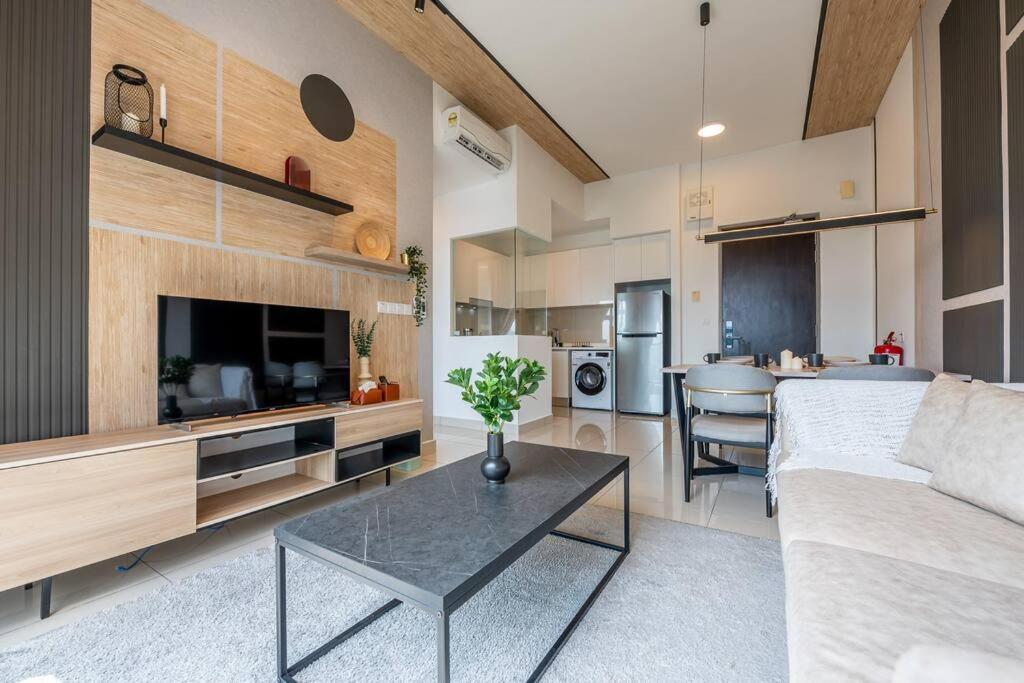 Modern Design 2BR Astoria
