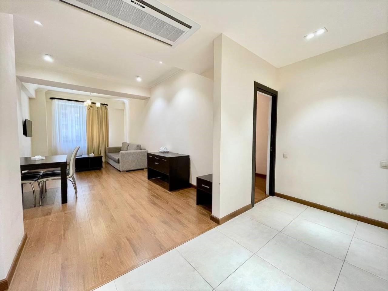 Charming Modern Apt, New Building ,Buzand Street