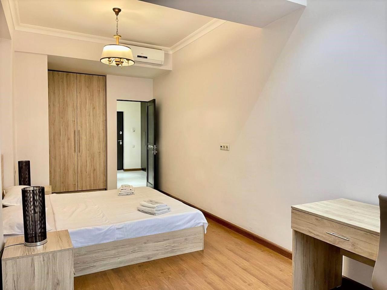 Charming Modern Apt, New Building ,Buzand Street