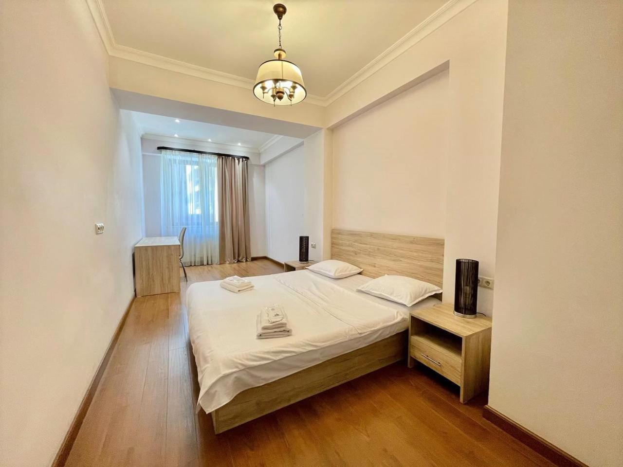 Charming Modern Apt, New Building ,Buzand Street