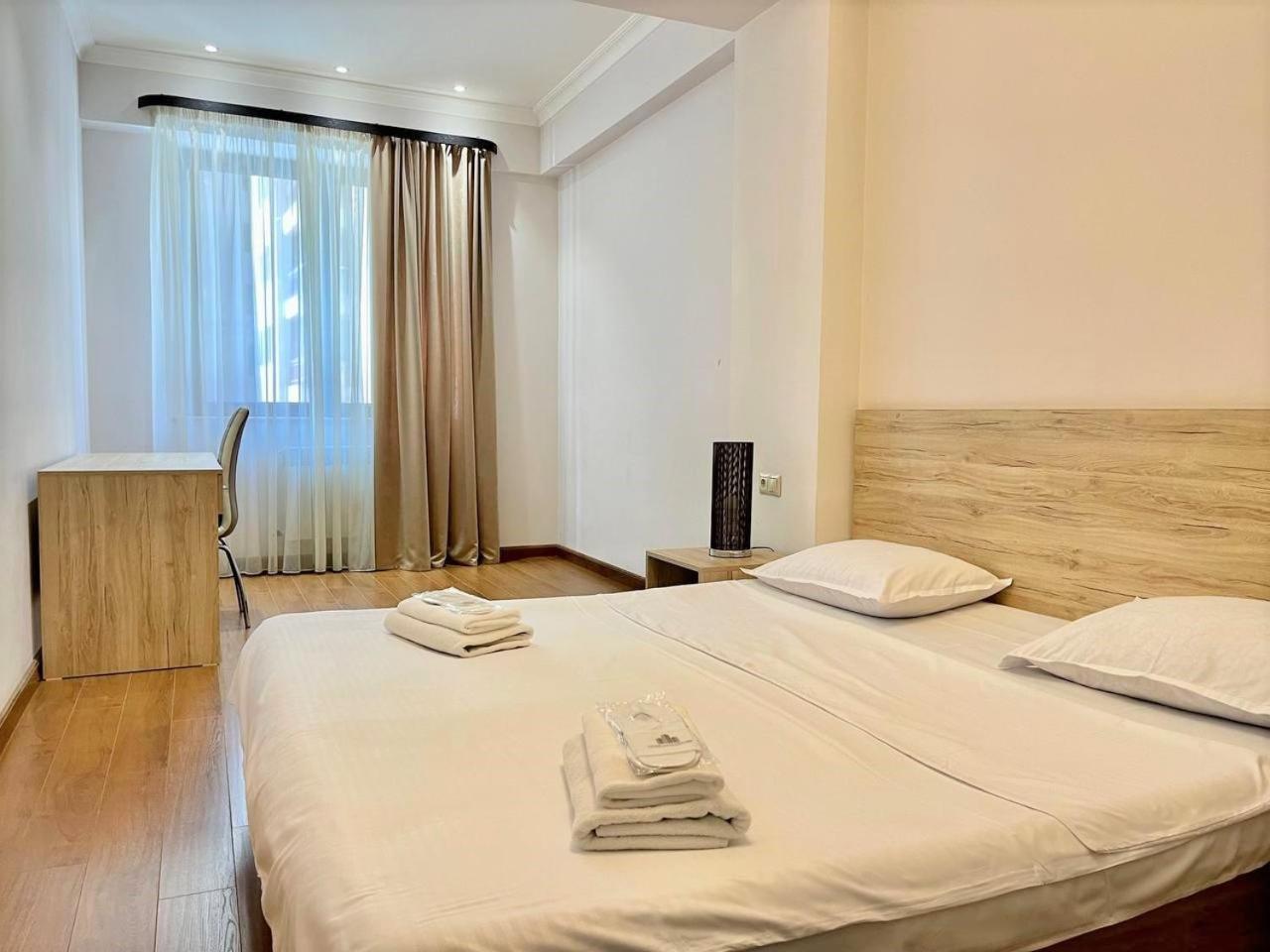 Charming Modern Apt, New Building ,Buzand Street