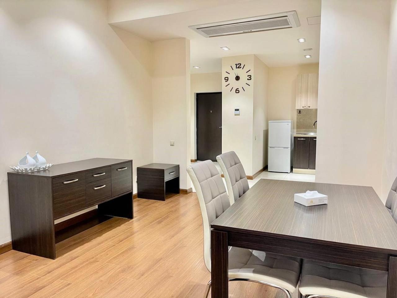 Charming Modern Apt, New Building ,Buzand Street