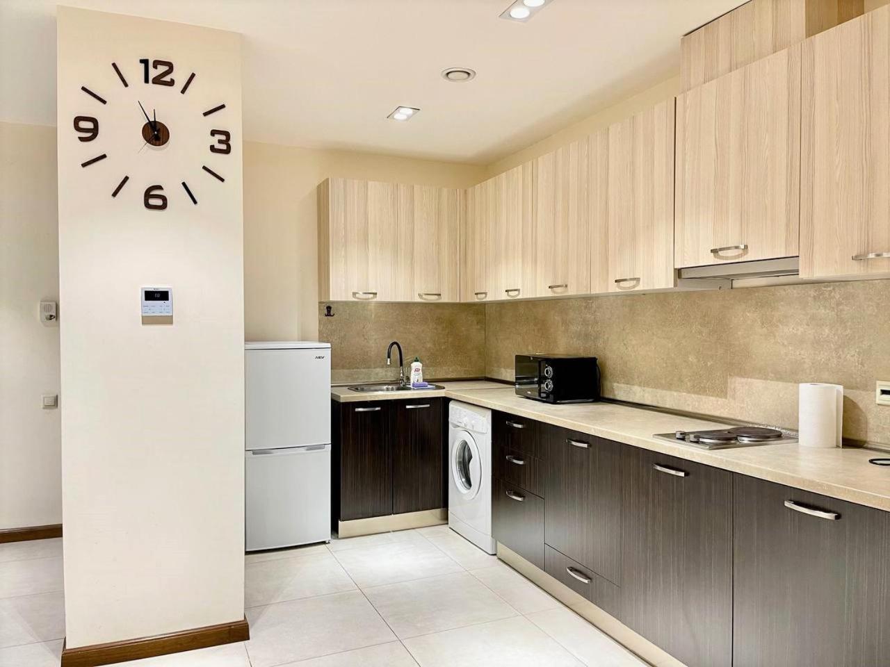 Charming Modern Apt, New Building ,Buzand Street