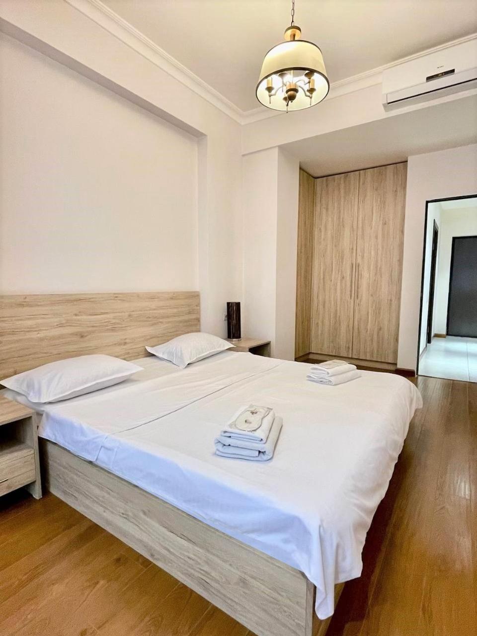 Charming Modern Apt, New Building ,Buzand Street