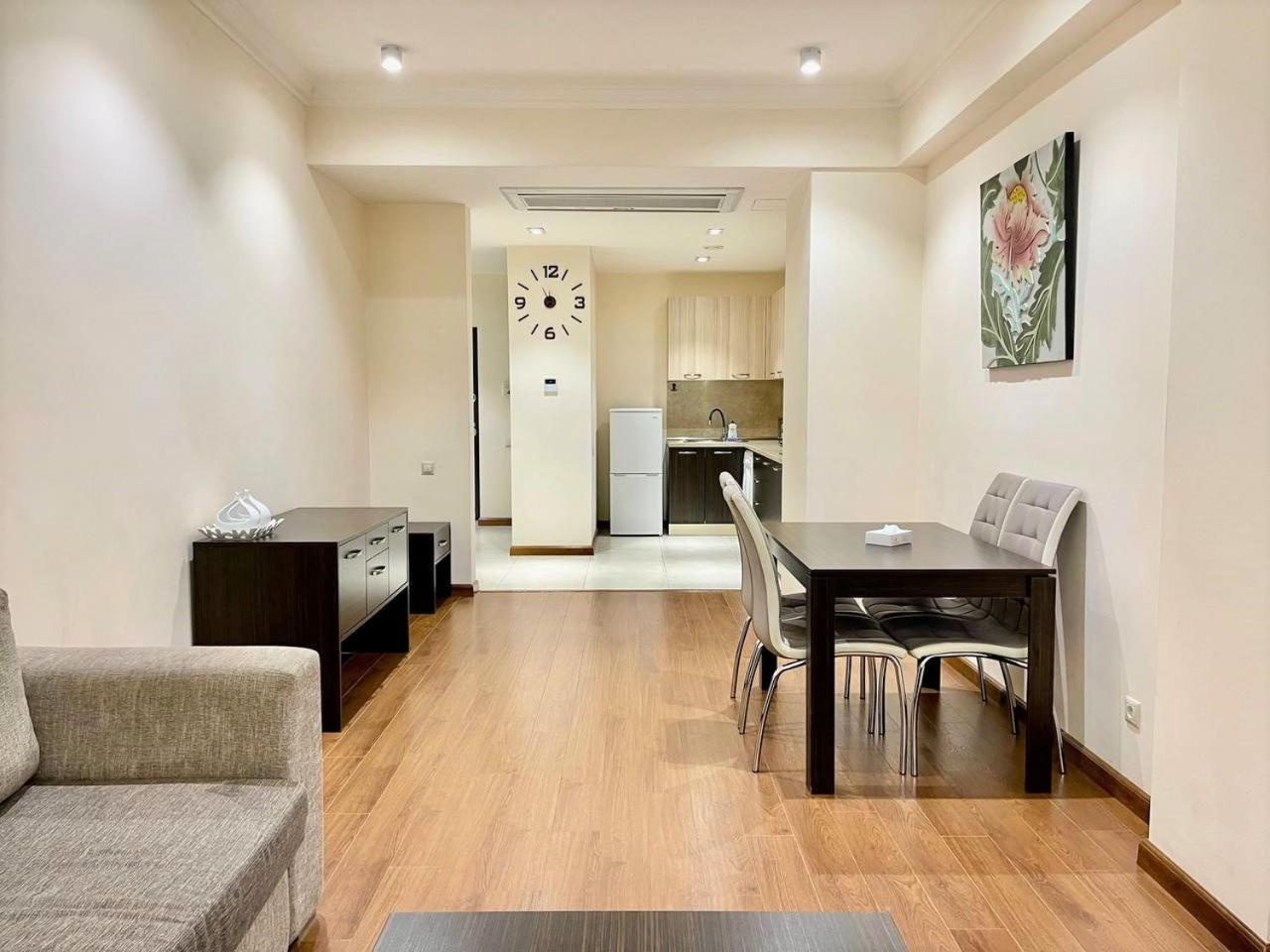 Charming Modern Apt, New Building ,Buzand Street
