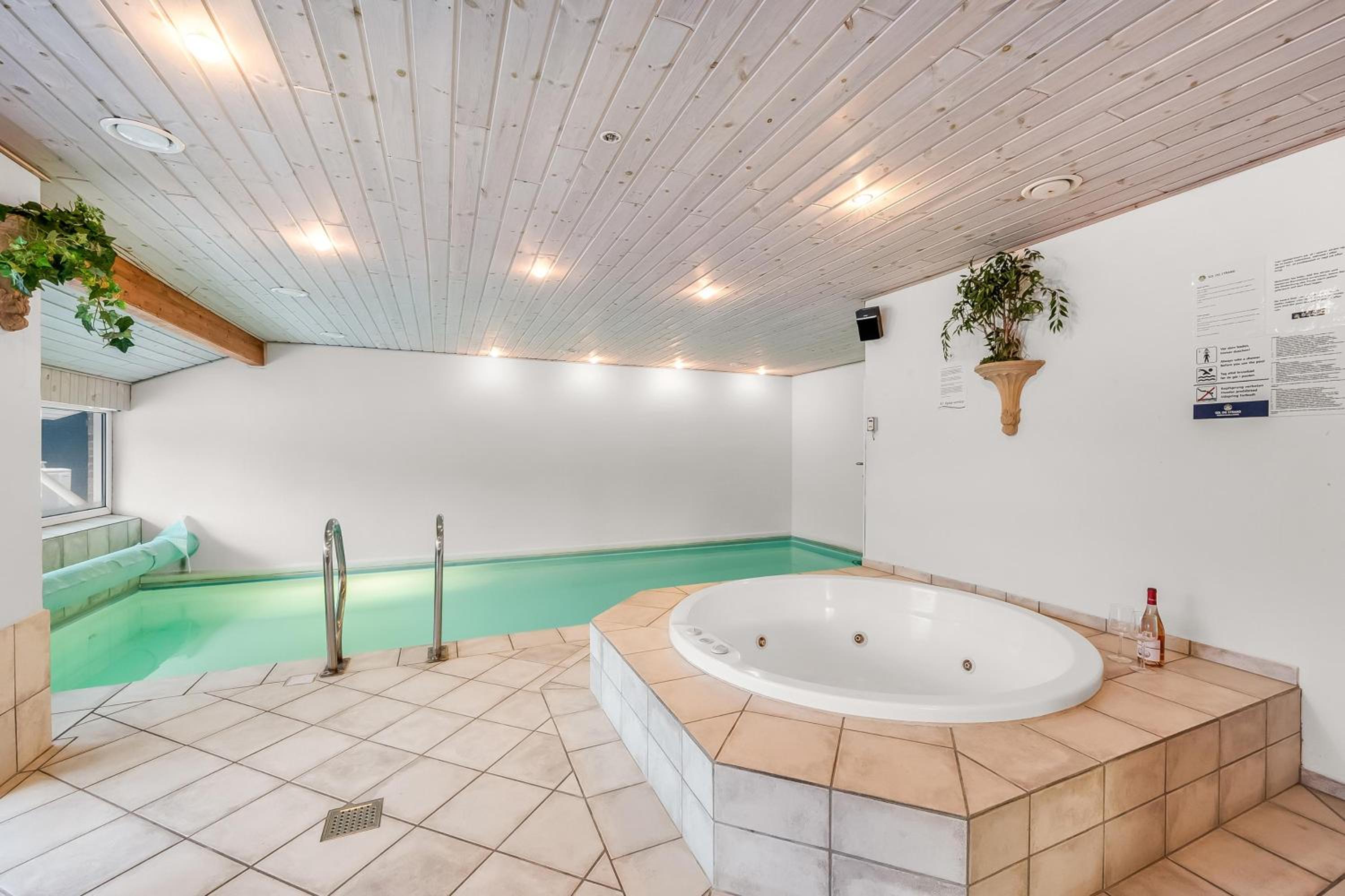Large Pool House With Activity Room - 1014 view 2