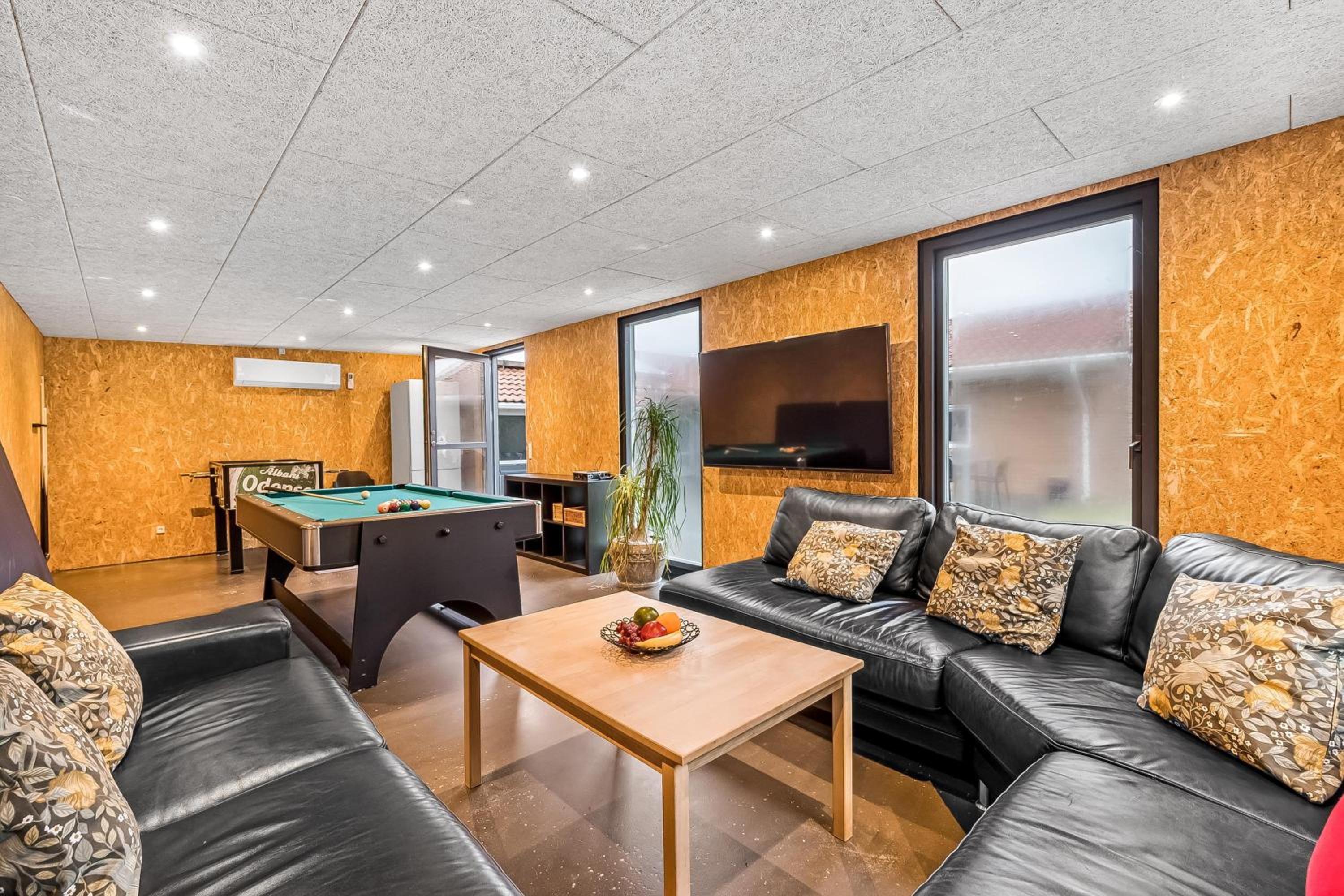 Large Pool House With Activity Room - 1014 view 3