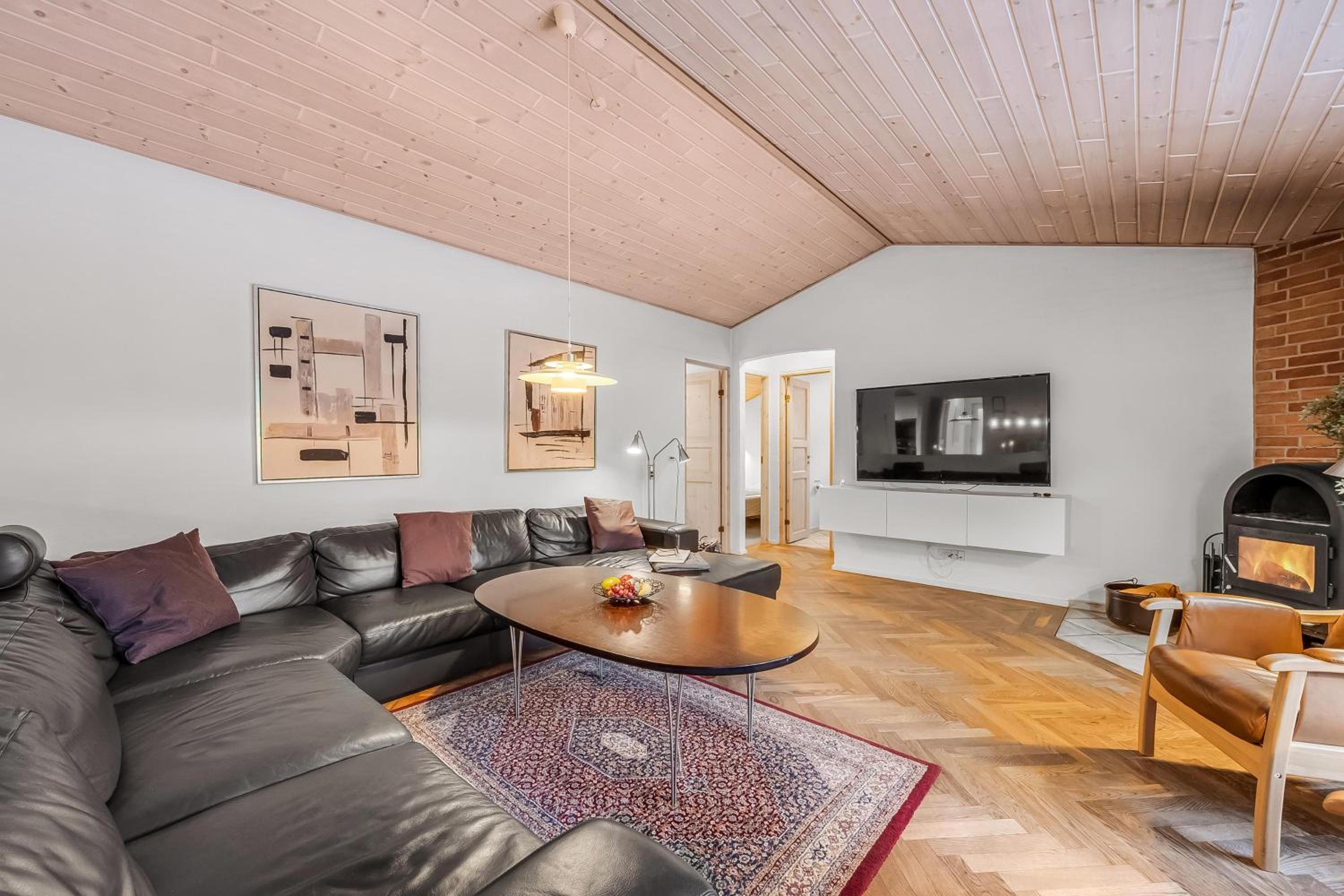 Large Pool House With Activity Room - 1014 view 5