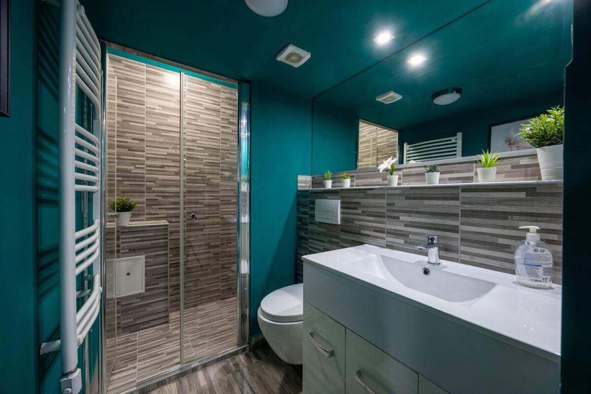 Modern studio in Budapest view 4