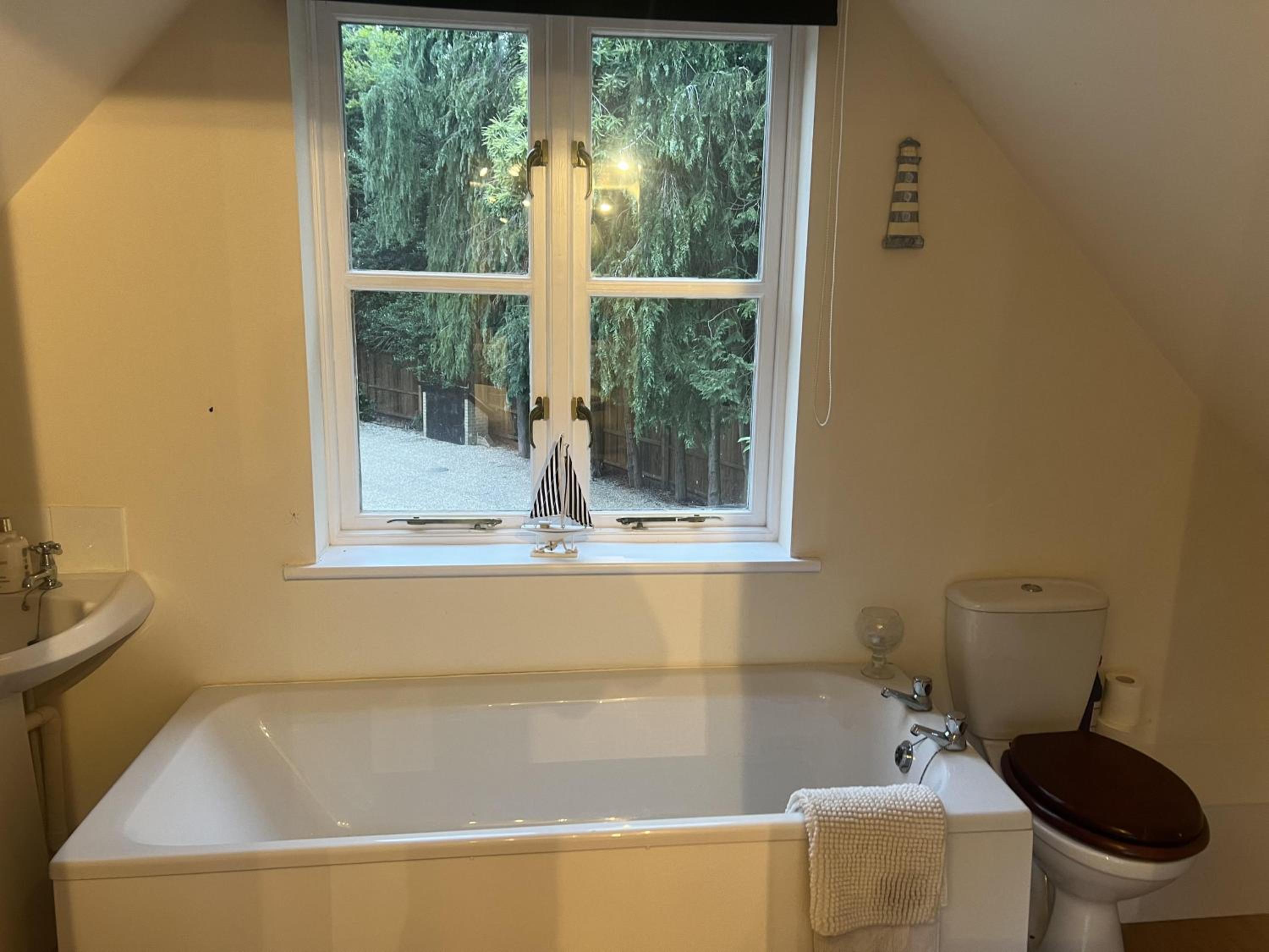Norwich Luxury Getaway with 4 Bedrooms & annex view 4