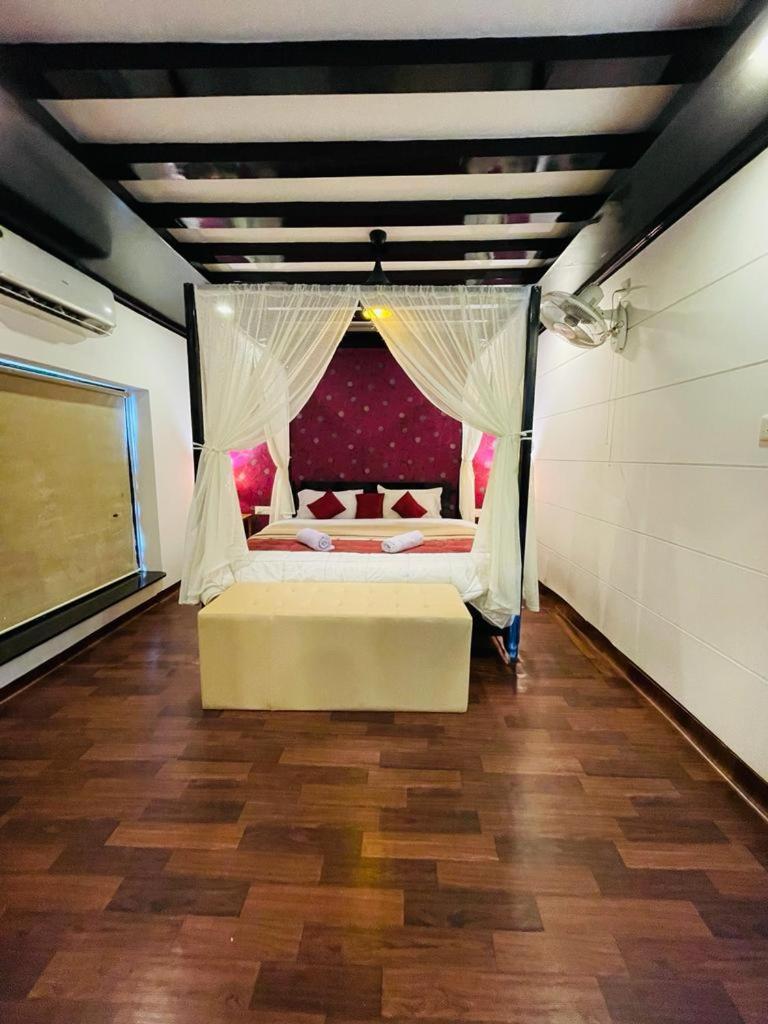 Vinayak House Boat view 3