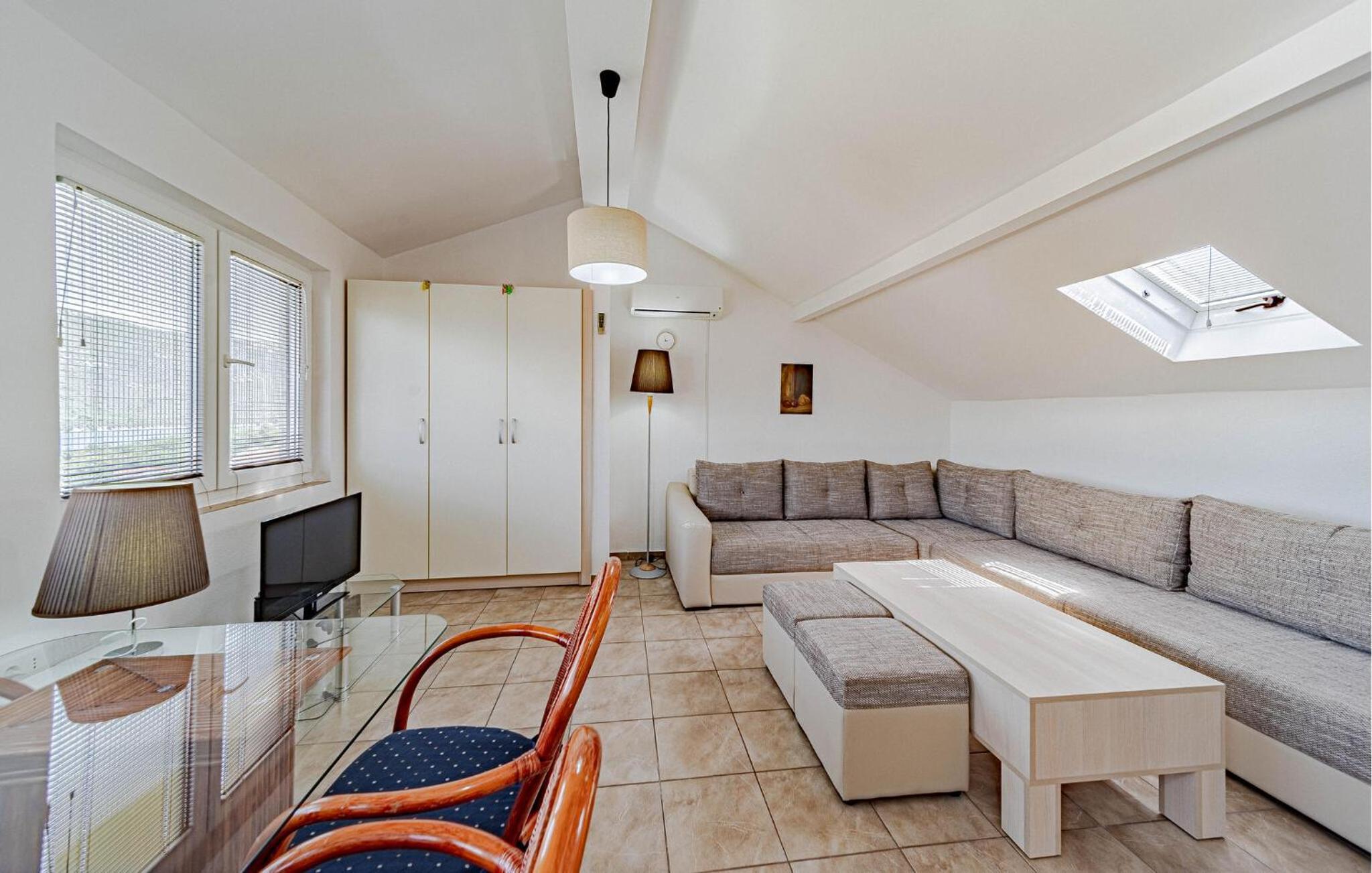 2 Bedroom Stunning Home In Hodilje view 4