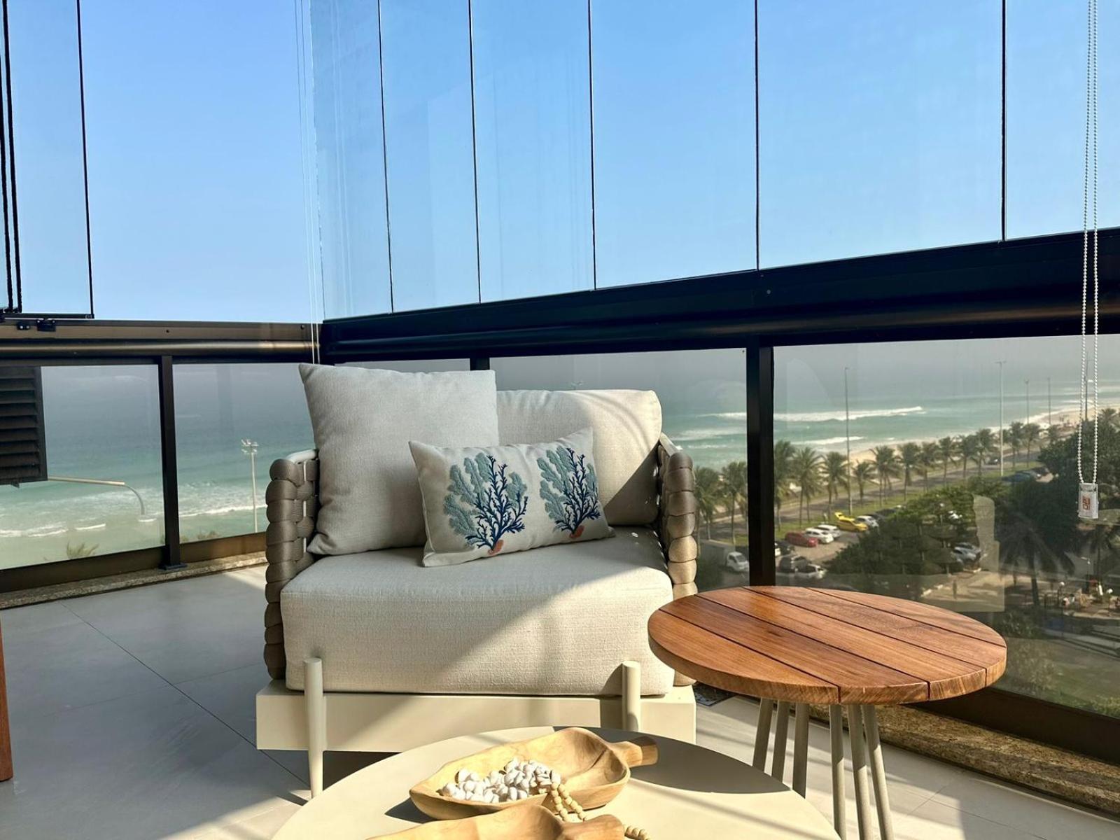Lindo apto no melhor lugar da Barra da Tijuca! Com uma vista de tirar o fôlego, frente para o mar! Totalmente equipado e decorado ao lado dos melhores hoté