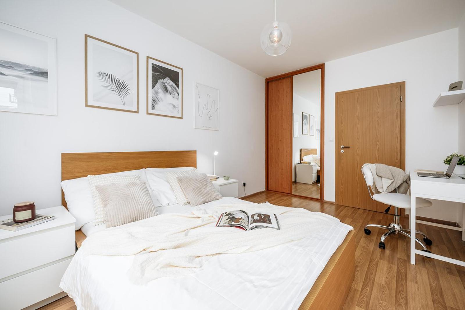 Prague Days - Quiet oasis with parking and balcony seating in Nusle