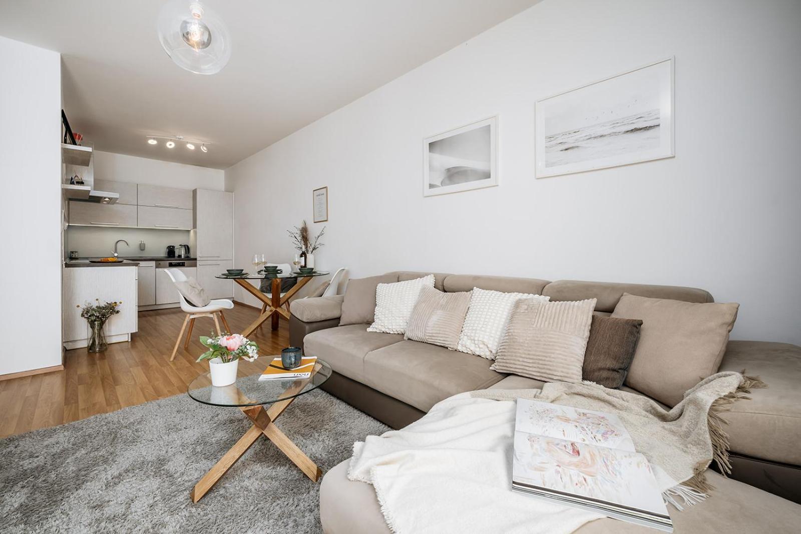 Prague Days - Quiet oasis with parking and balcony seating in Nusle