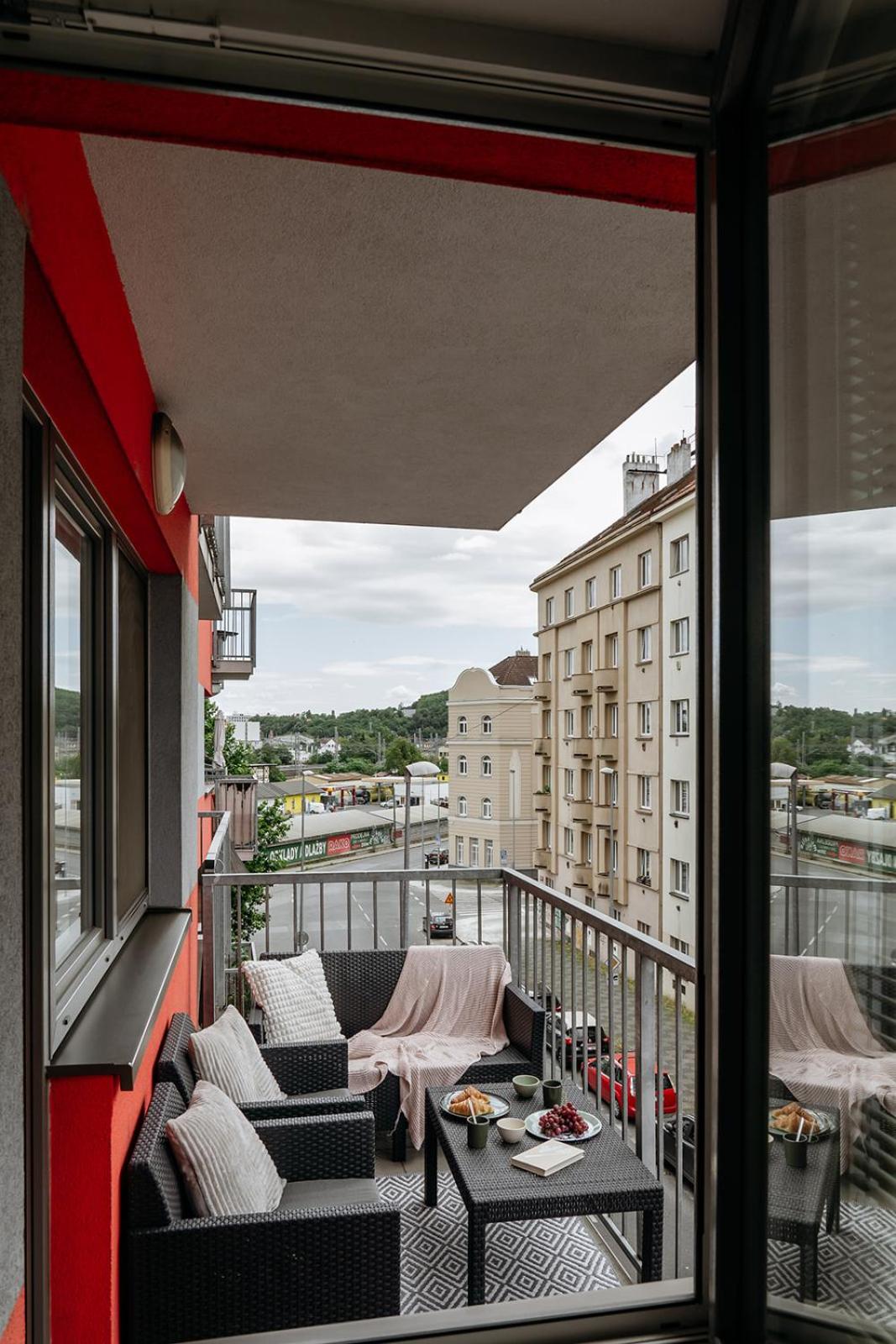 Prague Days - Quiet oasis with parking and balcony seating in Nusle