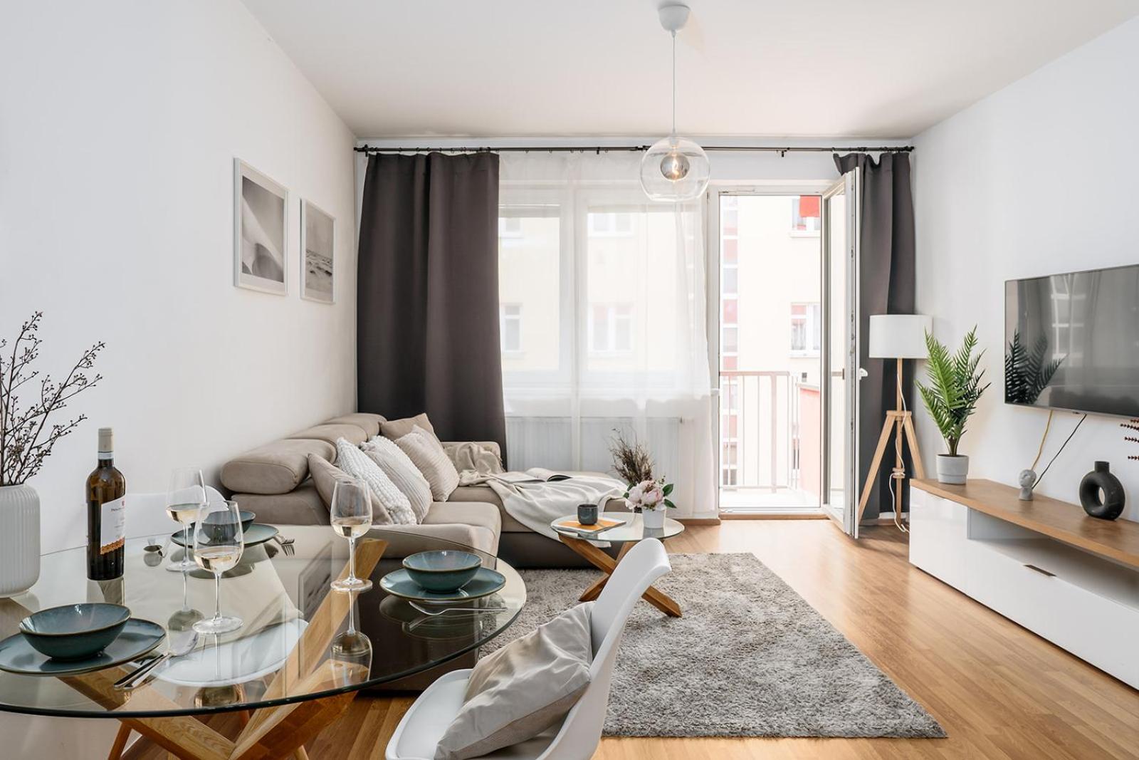 Prague Days - Quiet oasis with parking and balcony seating in Nusle
