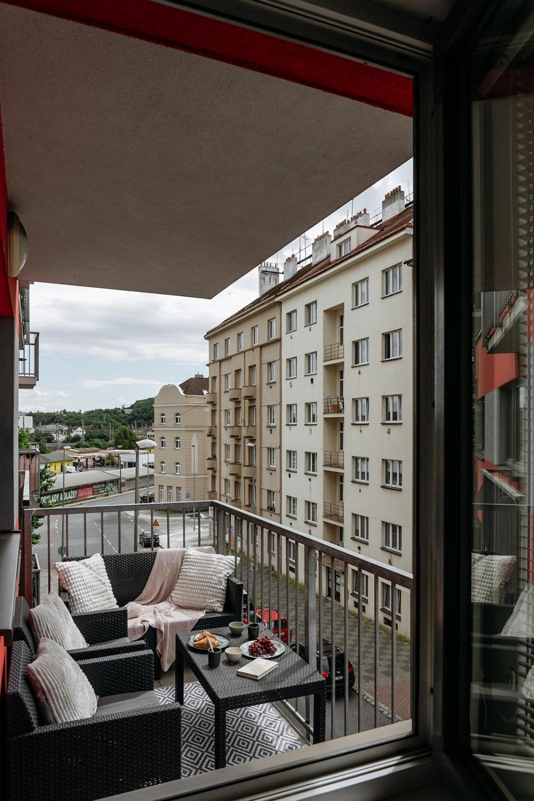 Prague Days - Quiet oasis with parking and balcony seating in Nusle