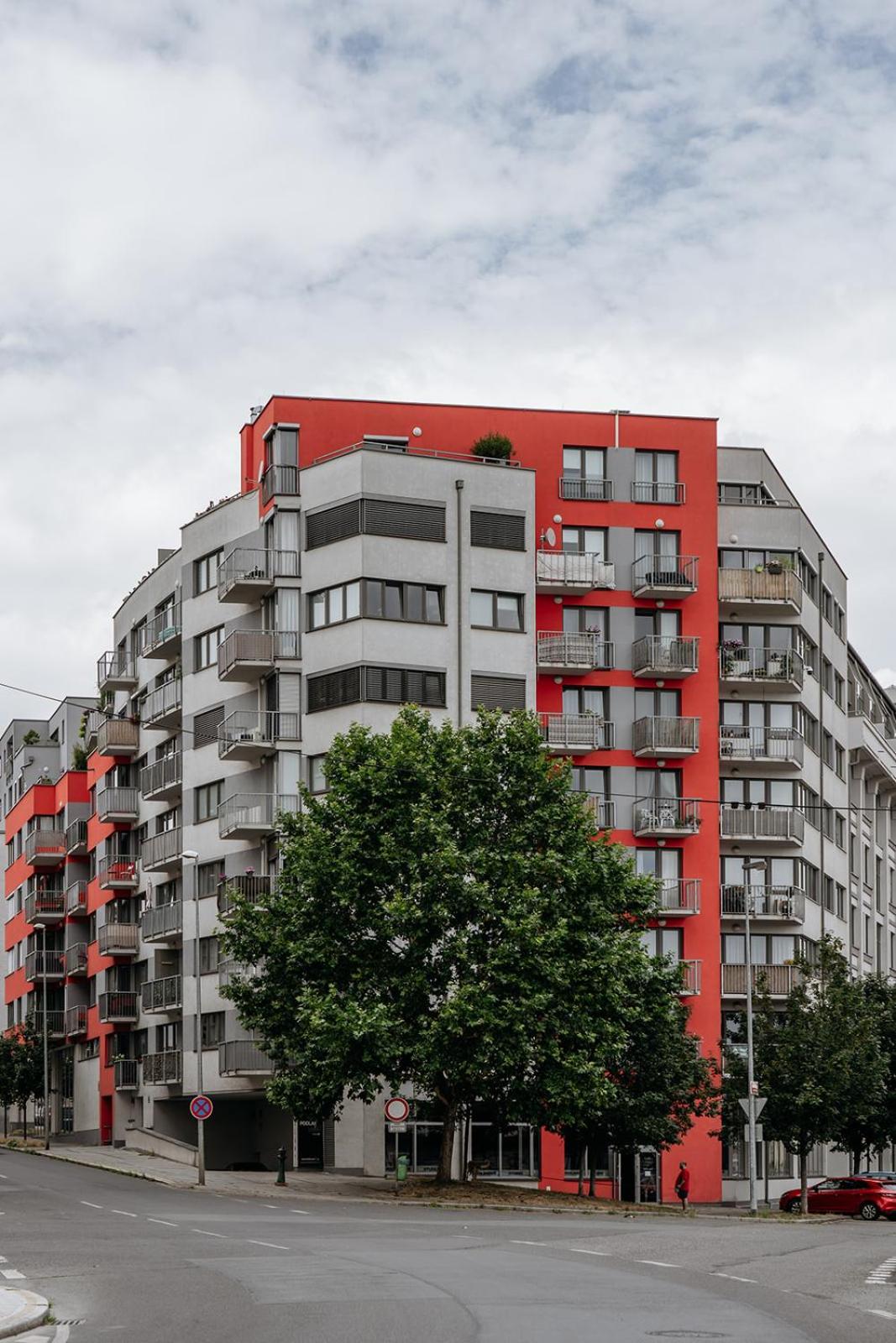 Prague Days - Quiet oasis with parking and balcony seating in Nusle