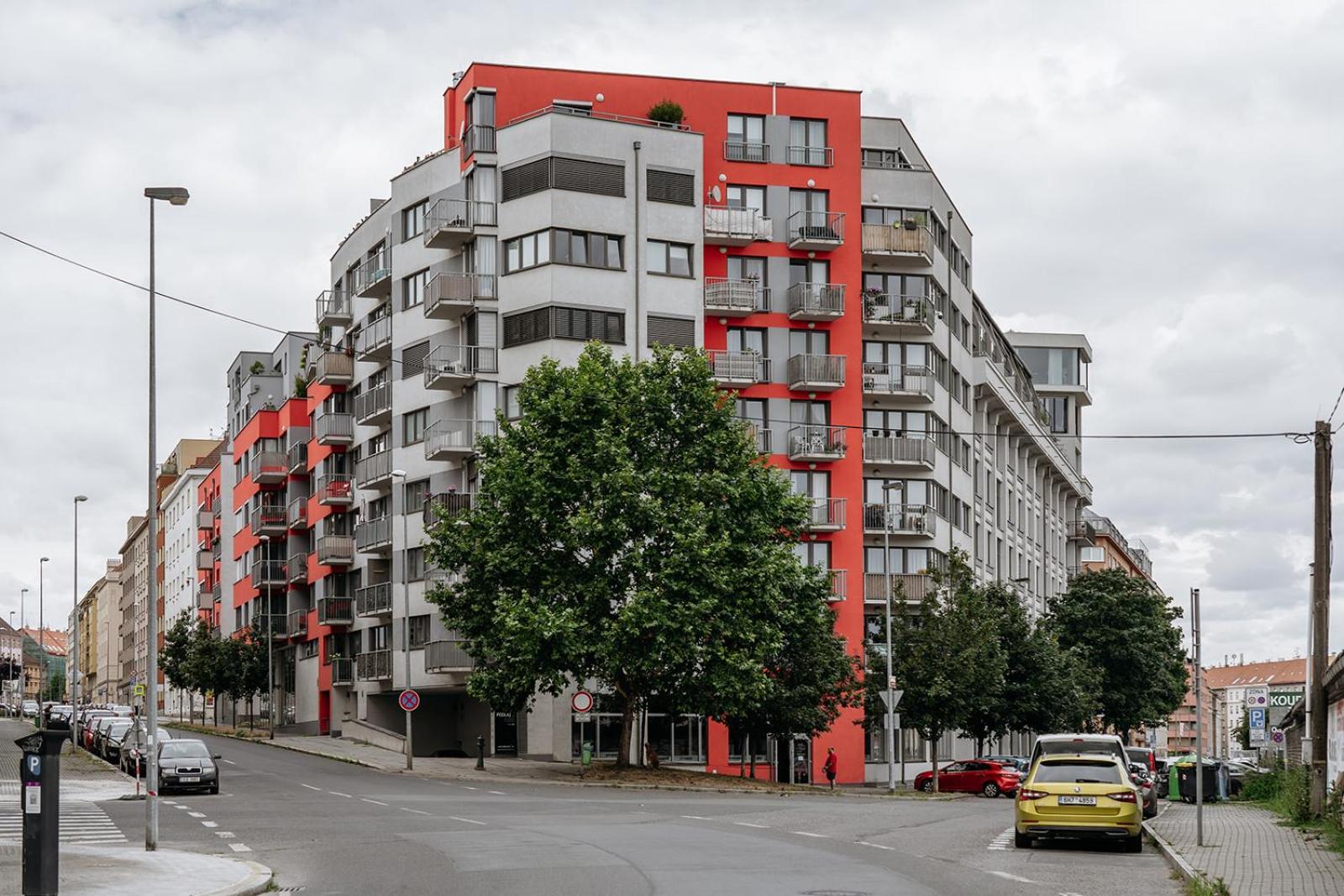 Prague Days - Quiet oasis with parking and balcony seating in Nusle