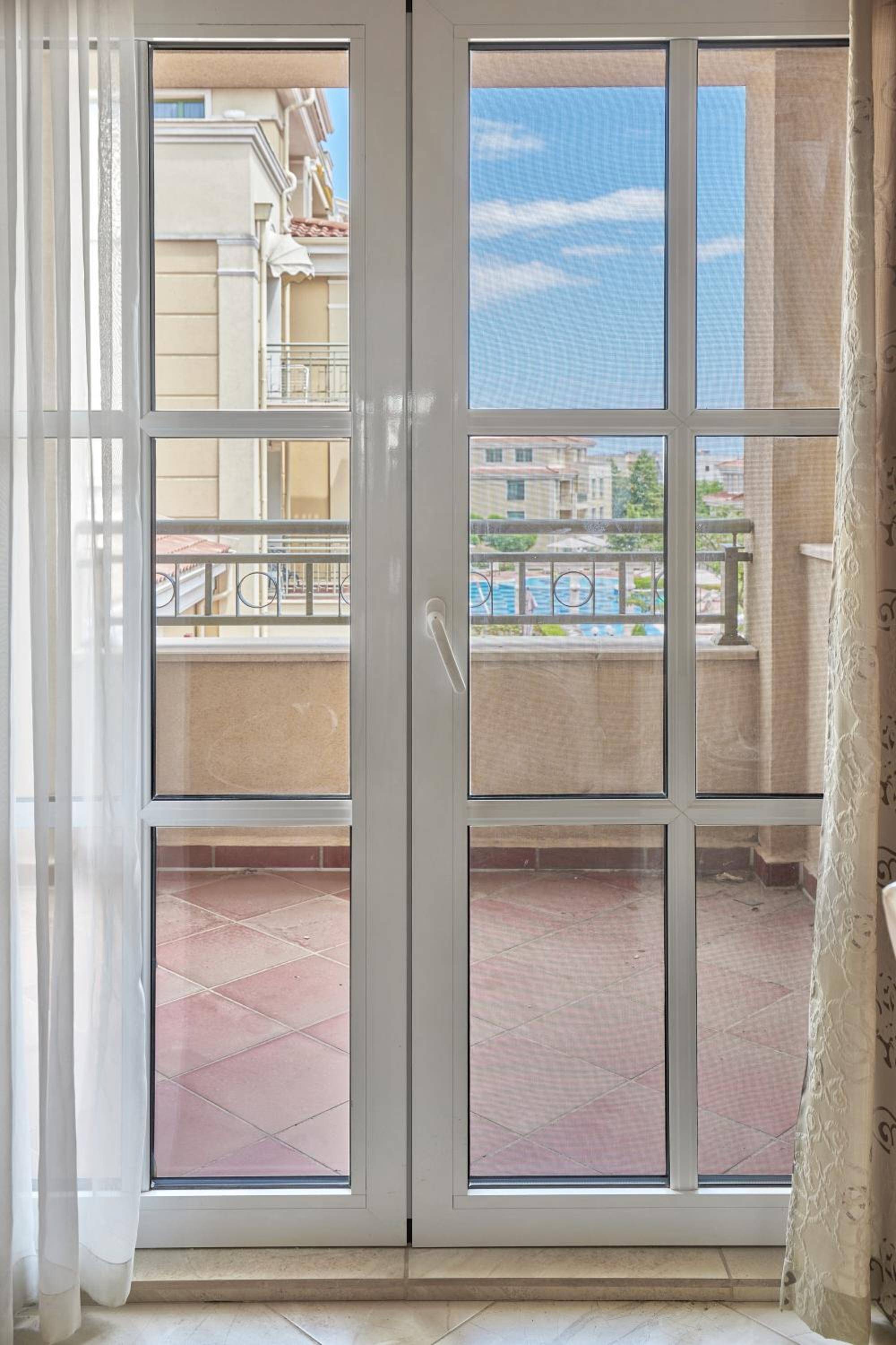 2BD Flat with Balcony in Flores Garden Complex by Flat Mаnаger