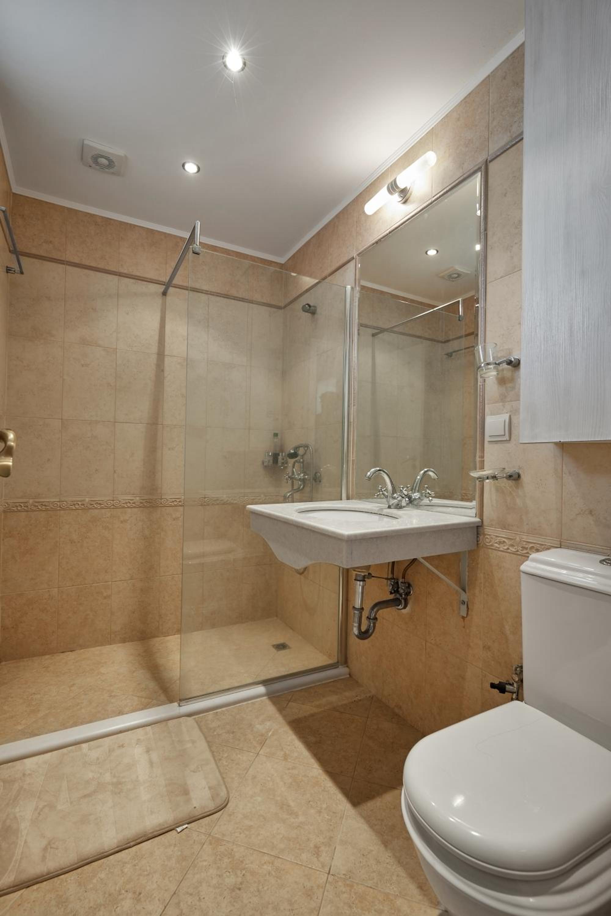 2BD Flat with Balcony in Flores Garden Complex by Flat Mаnаger
