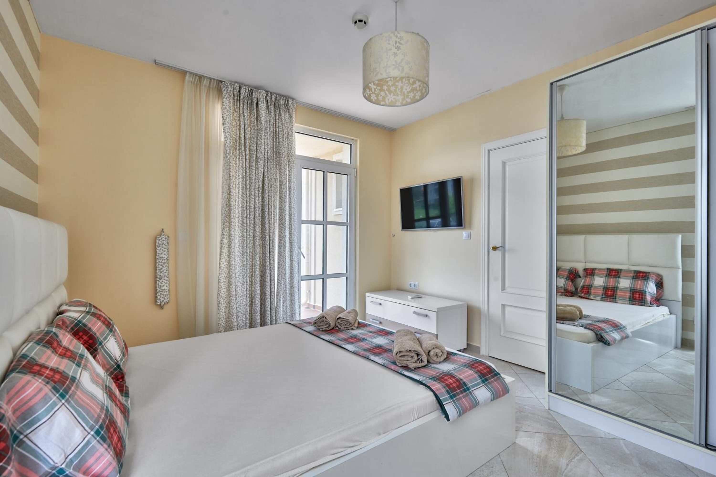 2BD Flat with Balcony in Flores Garden Complex by Flat Mаnаger