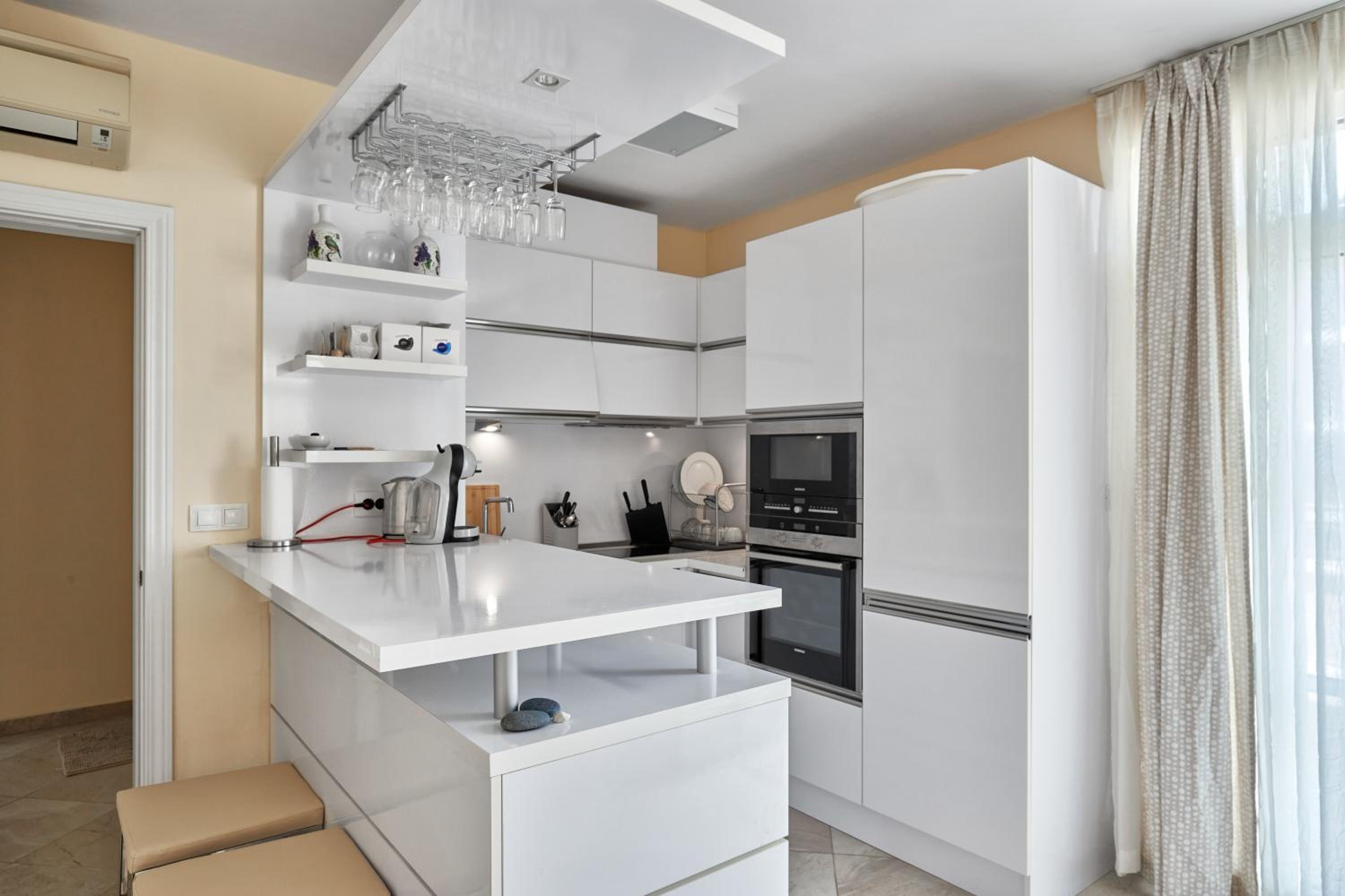 2BD Flat with Balcony in Flores Garden Complex by Flat Mаnаger