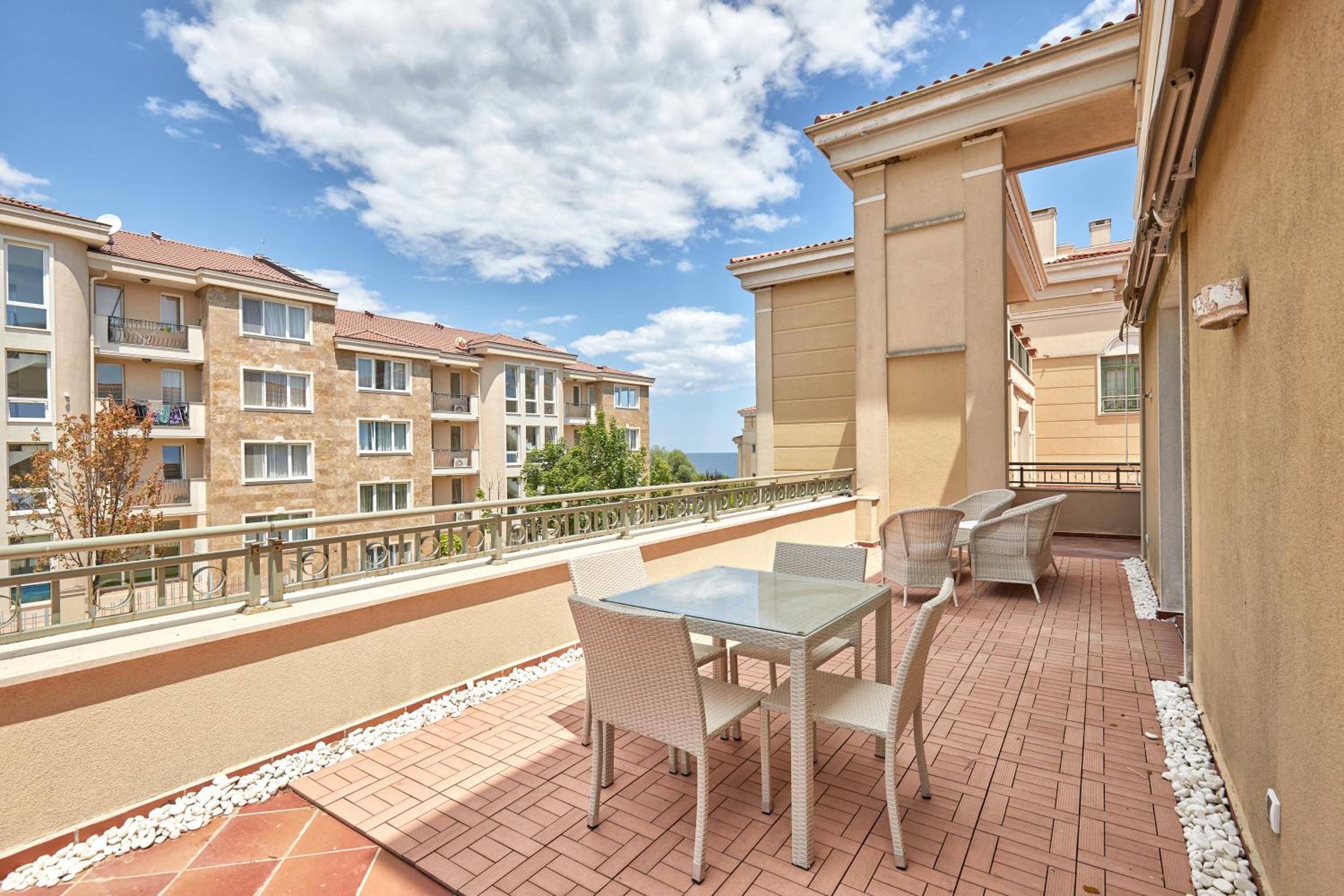 2BD Flat with Balcony in Flores Garden Complex by Flat Mаnаger